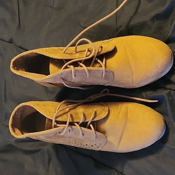 Boots - Picture 4 of 5